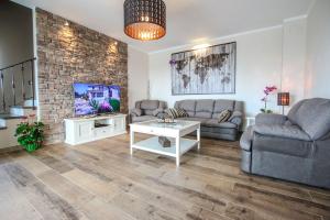 Μια τηλεόραση ή/και κέντρο ψυχαγωγίας στο Atemberaubende Finca mit Bikes, Salzwasserpool, Meerblick, Spielplatz, Lounge-Bereich