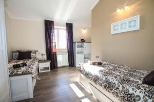 Ένα ή περισσότερα κρεβάτια σε δωμάτιο στο Atemberaubende Finca mit Bikes, Salzwasserpool, Meerblick, Spielplatz, Lounge-Bereich +20 φωτογραφίες