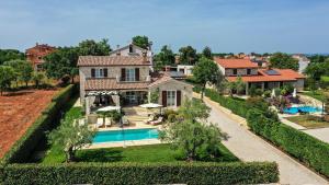 Πισίνα στο ή κοντά στο Atemberaubende Finca mit Bikes, Salzwasserpool, Meerblick, Spielplatz, Lounge-Bereich