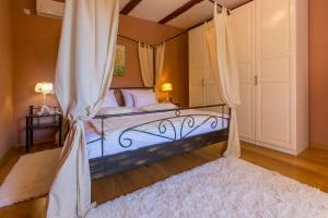 a bedroom with a canopy bed with a white rug at Hundefreundliche Finca mit 3 Klimaanlagen, Privatpool, Grill, Waschmaschine, Heizung in Križišće +31 photos