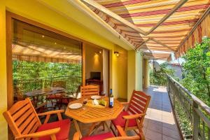 Μπαλκόνι ή βεράντα στο Malerisches Apartment nur 200 Meter zum Strand mit Meerblick, Privatparkplatz, Grillbereich