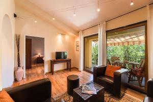 Μια τηλεόραση ή/και κέντρο ψυχαγωγίας στο Malerisches Apartment nur 200 Meter zum Strand mit Meerblick, Privatparkplatz, Grillbereich