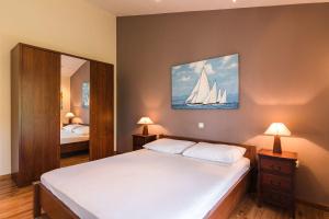 Ένα ή περισσότερα κρεβάτια σε δωμάτιο στο Malerisches Apartment nur 200 Meter zum Strand mit Meerblick, Privatparkplatz, Grillbereich