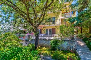 Κήπος έξω από το Malerisches Apartment nur 200 Meter zum Strand mit Meerblick, Privatparkplatz, Grillbereich