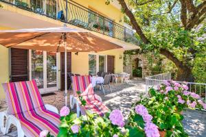 Κήπος έξω από το Charmantes Apartment nur 200 Meter zum Strand mit Meerblick, Liegen, Grillbereich