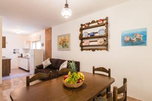 Η κουζίνα ή μικρή κουζίνα στο Charmantes Apartment nur 200 Meter zum Strand mit Meerblick, Liegen, Grillbereich