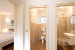 Ένα μπάνιο στο Charmantes Apartment nur 200 Meter zum Strand mit Meerblick, Liegen, Grillbereich +33 φωτογραφίες