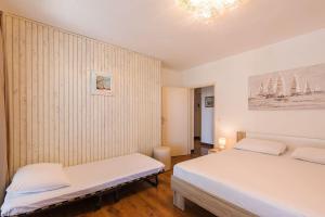 Ένα ή περισσότερα κρεβάτια σε δωμάτιο στο Charmantes Apartment nur 200 Meter zum Strand mit Meerblick, Liegen, Grillbereich