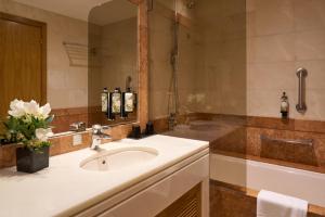 Bilik mandi di Altis Suites Apartamentos Turísticos +11 gambar