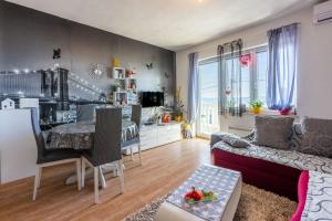 Η κουζίνα ή μικρή κουζίνα στο Helles Apartment mit Meerblick, Espressomaschine, Grillbereich, Waschmaschine