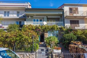 Το κτήριο όπου στεγάζεται  το διαμέρισμα