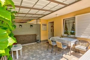 Αίθριο ή υπαίθριος χώρος στο Reizendes Apartment mit Meerblick, privater Terrasse, Sonnenschutz, Waschmaschine