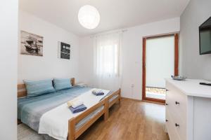 Ένα ή περισσότερα κρεβάτια σε δωμάτιο στο Reizendes Apartment mit Meerblick, privater Terrasse, Sonnenschutz, Waschmaschine