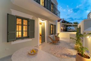 锡米Nisomar Suites的一座房子的庭院,里面放着一碗水果