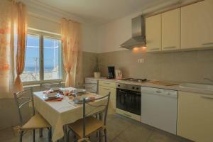 O bucătărie sau chicinetă la Einzigartiges Ferienhaus mit Sauna, Whirlpool, Meerblick, Fitnessraum, Grill