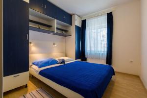 Un pat sau paturi într-o cameră la Einzigartiges Ferienhaus mit Sauna, Whirlpool, Meerblick, Fitnessraum, Grill