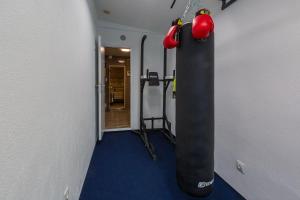 Imagine din galeria proprietății Einzigartiges Ferienhaus mit Sauna, Whirlpool, Meerblick, Fitnessraum, Grill în Crikvenica