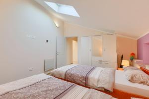 a bedroom with two beds and a skylight at Modernes Apartment mit traumhafter Aussicht, Pool, Privatparkplatz, WiFi in Pazin +31 photos