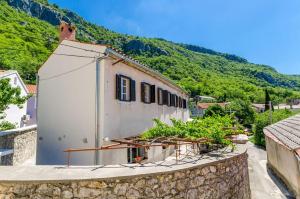 a building with plants on a stone wall at Mediterranes Steinhaus mit grosser Terrasse, Aussendusche, Privatpool, Babybett, Waschmaschine in Grižane