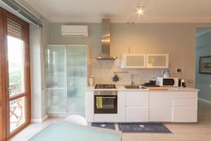 A kitchen or kitchenette at Fabio's guesthouse&parking