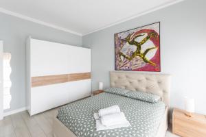 A bed or beds in a room at Fabio's guesthouse&parking