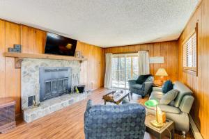 a living room with a fireplace and a tv at Birdwatching, Board Games and BBQs Cabin in Murphy! in Salem