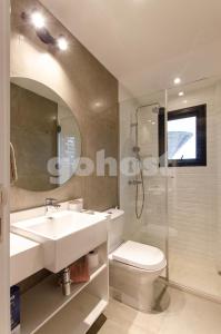 a bathroom with a sink and a toilet and a shower at Modern Two Bedroom Apartment In Mburucuya in Asuncion