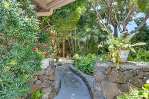 un jardín con una pared de piedra y algunas plantas en Cozy Honolulu Retreat with Pool Access, Near Beaches, en Waimanalo