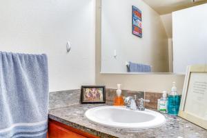 Ένα μπάνιο στο Pet-Friendly Brentwood House with Gas Grill! +22 φωτογραφίες