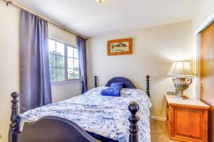 Ένα ή περισσότερα κρεβάτια σε δωμάτιο στο Pet-Friendly Brentwood House with Gas Grill!
