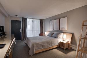 Postel nebo postele na pokoji v ubytování The Kate Hotel