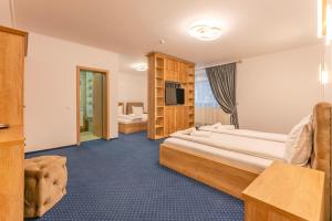 een hotelkamer met een bed en een televisie bij Pensiunea Lara in Rîşnov