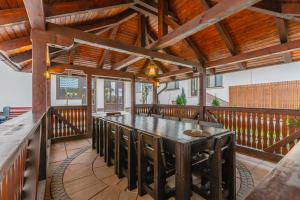 een keuken met een groot eiland in een kamer met houten plafonds bij Pensiunea Lara in Rîşnov