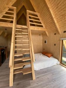 Ένα ή περισσότερα κρεβάτια σε δωμάτιο στο Cabañas ruka