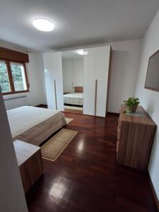 Rúm í herbergi á Laura's apartment