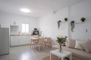 エステポナにあるApartamento Céntrico en Esteponaのソファとテーブルのある白いリビングルーム