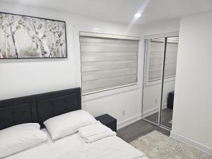 Postel nebo postele na pokoji v ubytování Cozy Fully Furnished Home