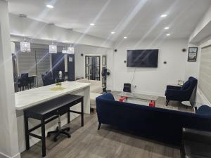 TV a/nebo společenská místnost v ubytování Cozy Fully Furnished Home