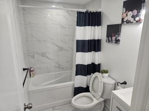 Koupelna v ubytování Cozy Fully Furnished Home