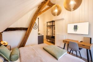 una camera da letto con un letto e una scrivania in una stanza di B&B Weselo a Mol