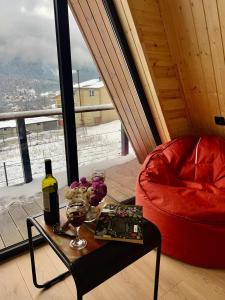 Een zitgedeelte bij A-frame Wonder
