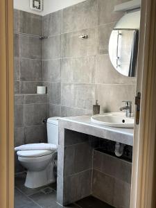 Metropolis A3 -Άνετη σουίτα في أثينا: حمام مع مرحاض ومغسلة ومرآة +15 صورة