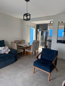 サン・ペドロ・ダ・アルデイアにあるCasa Azul 4 quartosのソファとテーブルと椅子のあるリビングルーム