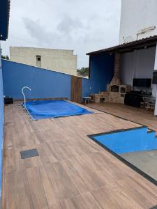 サン・ペドロ・ダ・アルデイアにあるCasa Azul 4 quartosの青い壁とウッドフロアの客室