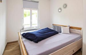 マルヒョーにある1 Bedroom Amazing Apartment In Malchowの窓のある部屋のベッド