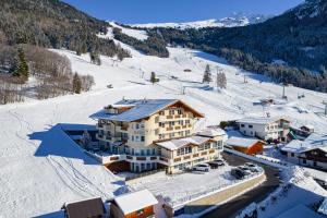 Hotel Alpen-Royal að vetri til