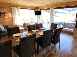 a dining room with a wooden table and chairs at Appartement rénové aux Gets avec parking et vue sur pistes, jusqu'à 8 pers. - FR-1-598-124 in Les Gets