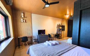 une chambre avec un lit avec deux serviettes dessus dans l'établissement Lindo APT Vista Mar Completo com Piscina no Rooftop do EDF, Próximo ao Porto da Barra, à Salvador