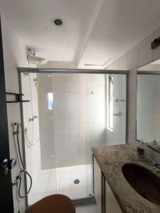 une salle de bain avec douche et lavabo dans l'établissement Lindo APT Vista Mar Completo com Piscina no Rooftop do EDF, Próximo ao Porto da Barra, à Salvador 10 autres photos
