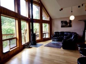Χώρος καθιστικού στο niagra lodge 4 bedrooms 2 ensuite